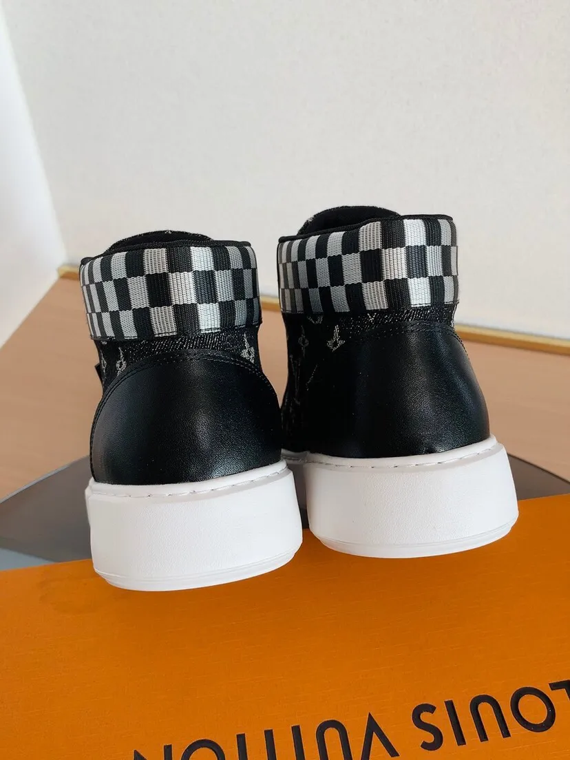 Factory price 440. [LV] Louis Vuitton's new high-top men's genuine leather casual shoes, foamed light sole. The highest version on the market, any comparison is welcome🆚! The original leather has excellent texture and is super high-end! Fetal sheep net lining imported from Italy, removable pad! Luxurious materials and fine workmanship, highly recommended! Code number: 38-44